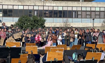 La concentración se llevó adelante frente al edificio del Correo en Santa Fe, en la esquina de Avenida 27 de Febrero y Falucho. La concentración se llevó adelante frente al edificio del Correo en Santa Fe, en la esquina de Avenida 27 de Febrero y Falucho.