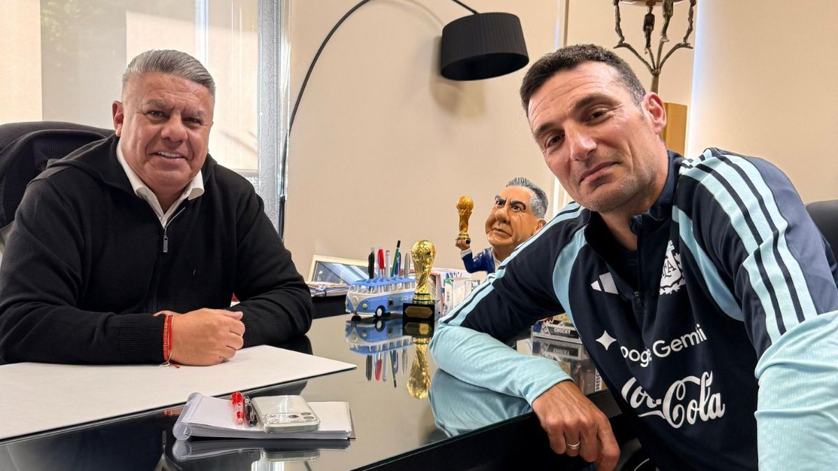 Chiqui Tapia junto a Lionel Scaloni preparando la agenda para el Mundial 2026.