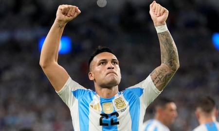 con goles de lautaro martinez, argentina le gano a peru y termino primera de grupo con goles de lautaro martinez, argentina le gano a peru y termino primera de grupo