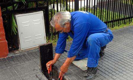 Aguas Santafesinas lanzó una licitación para la instalación de 50.000 micromedidores, de los cuales 30.000 serán para Rosario y 20.000 para Santa Fe, con el objetivo de completar esta tarea en el plazo de un año. Aguas Santafesinas lanzó una licitación para la instalación de 50.000 micromedidores, de los cuales 30.000 serán para Rosario y 20.000 para Santa Fe, con el objetivo de completar esta tarea en el plazo de un año.