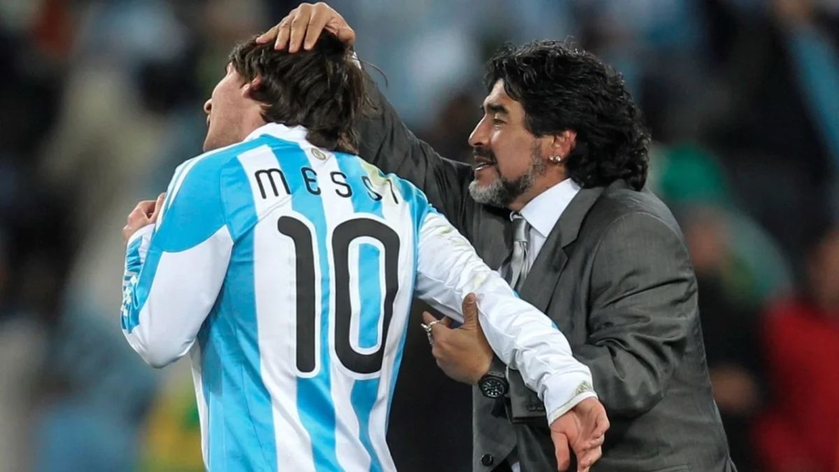 Messi compartió una imagen en blanco y negro abrazando a Maradona
