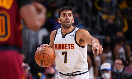 Facundo Campazzo jugó apenas el último minuto del partido entre Denver Nuggets y Washington Wizards por la NBA. Facundo Campazzo jugó apenas el último minuto del partido entre Denver Nuggets y Washington Wizards por la NBA.