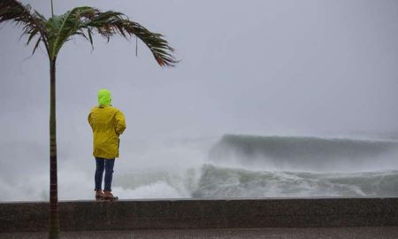 El NHC de Estados Unidos pronosticó que, tras tocar tierra, el centro de Henri se desplazará más lentamente y sus vientos se debilitarán rápidamente. El NHC de Estados Unidos pronosticó que, tras tocar tierra, el centro de Henri se desplazará más lentamente y sus vientos se debilitarán rápidamente.