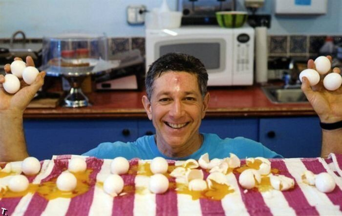 Ashrita Furman ha conseguido el récord por romper 80 huevos de un solo golpe.