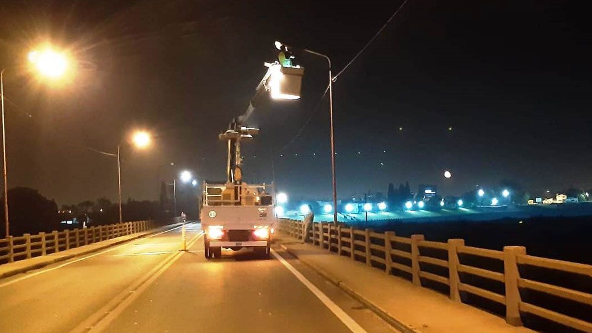 La intervención forma parte de una serie de acciones para recuperar las luminarias del viaducto que une Santa Fe y Santo Tomé.
