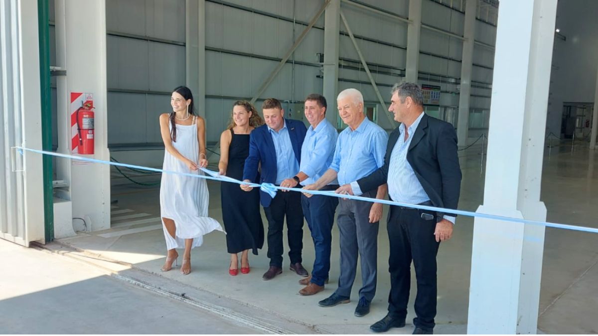 Corte de cintas, a cargo de autoridades cooperativas y políticas de la región.