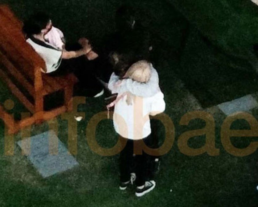 El abrazo de Claudia a Jana Maradona en el entierro del Diez. (Foto: Infobae).