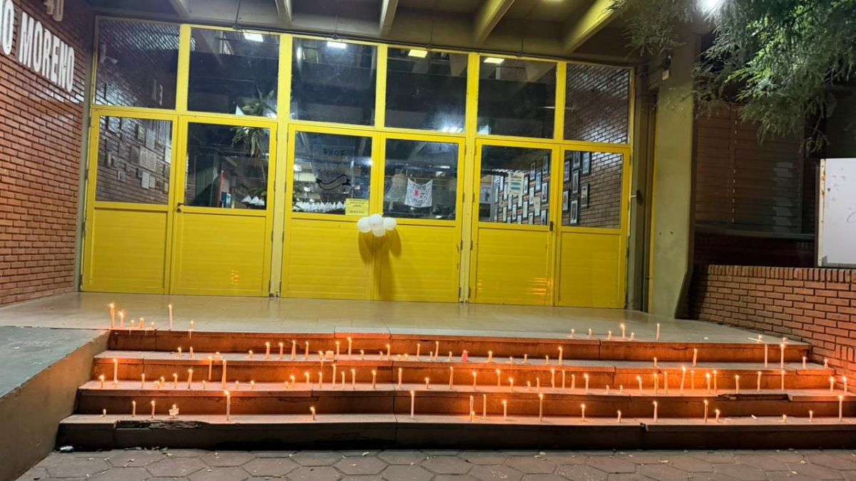 Familiares, alumnos y vecinos despidieron a Ian, el adolescente de 13 años asesinado en el tiroteo ocurrido en la Escuela N° 40 “Mariano Moreno” (3/3) Familiares, alumnos y vecinos despidieron a Ian, el adolescente de 13 años asesinado en el tiroteo ocurrido en la Escuela N° 40 “Mariano Moreno” (3/3)