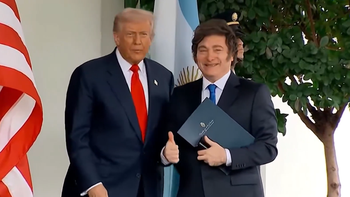 Donald Trump esperó a Javier Milei en la puerta de la residencia, ambos estrecharon sus manos y posaron para las cámaras con sus pulgares arriba, tras lo cual hicieron su ingreso.