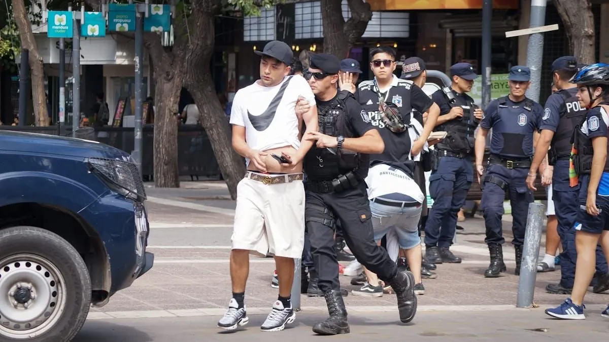 Un hincha de Colo Colo que viajó hasta Mendoza para alentar a su equipo quedó preso.