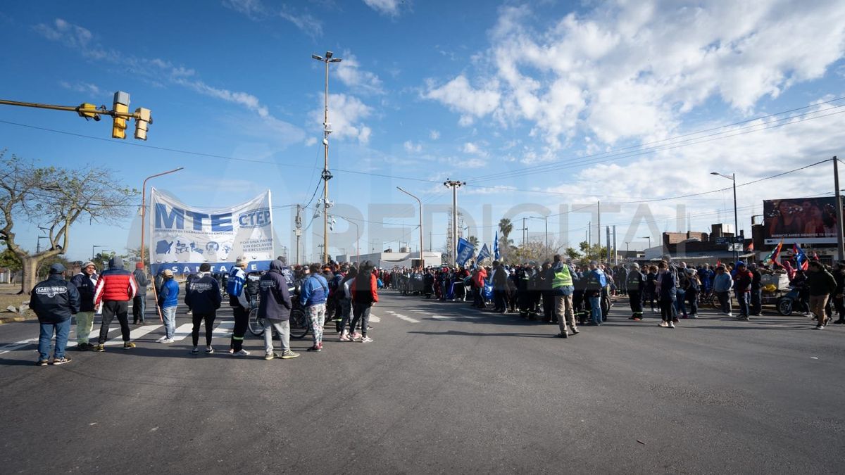 La protesta que se lleva a cabo de manera simultánea en todo el país en reclamo por un salario básico universal de $15.000 pesos.