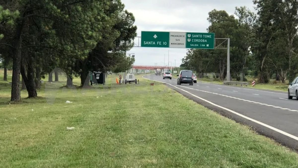 Autopista Rosario - Santa Fe: la garita policial está a tres kilómetros del lugar donde asaltaron a los camioneros 