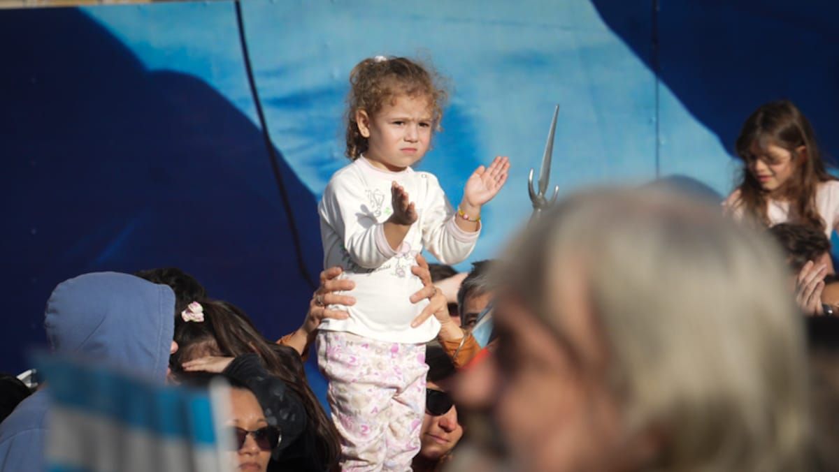 Con la Casa de Gobierno de fondo, se realizó el acto central y el desfile cívico-militar por el 25 de Mayo en Santa Fe. Con la Casa de Gobierno de fondo, se realizó el acto central y el desfile cívico-militar por el 25 de Mayo en Santa Fe.