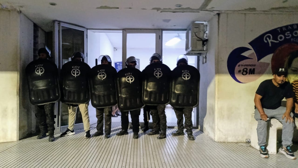 El hospital Granaderos a Caballos de San Lorenzo custodiado tras el fallecimiento del niño