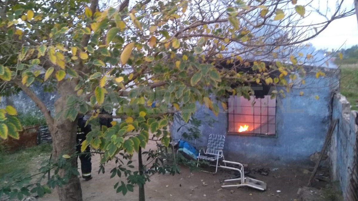 Una de las viviendas incendiadas en Varadero Sarsotti.