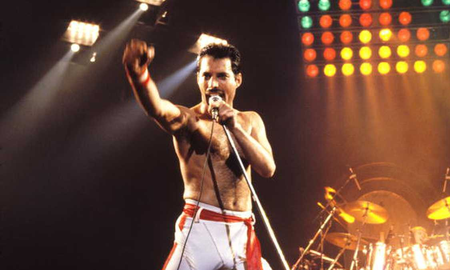 A cinco meses del fallecimiento de Freddie Mercury sus compañeros de Queen y numerosos artistas del rock y del pop internacional llevaron a cabo un impresionante tributo en el estadio de Wembley. A cinco meses del fallecimiento de Freddie Mercury sus compañeros de Queen y numerosos artistas del rock y del pop internacional llevaron a cabo un impresionante tributo en el estadio de Wembley.