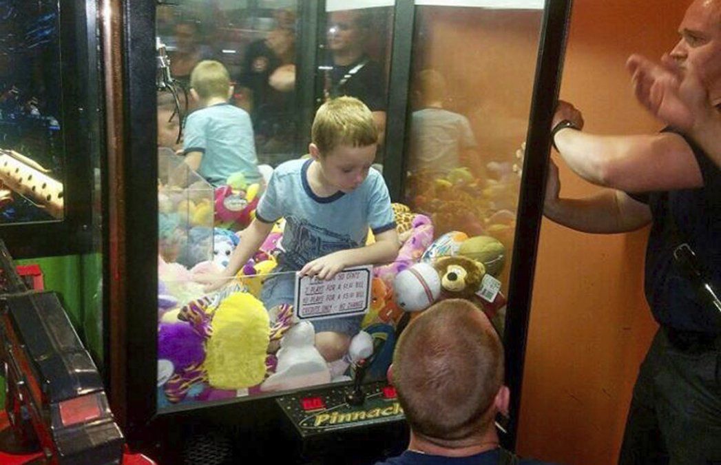 Insólito: un niño quedó atrapado dentro de una máquina de peluches