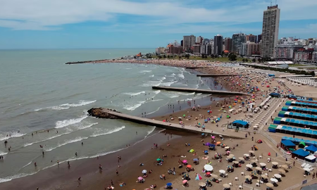 Mar del Plata es una de las ciudades más elegidas por los argentinos para veranear. Mar del Plata es una de las ciudades más elegidas por los argentinos para veranear.