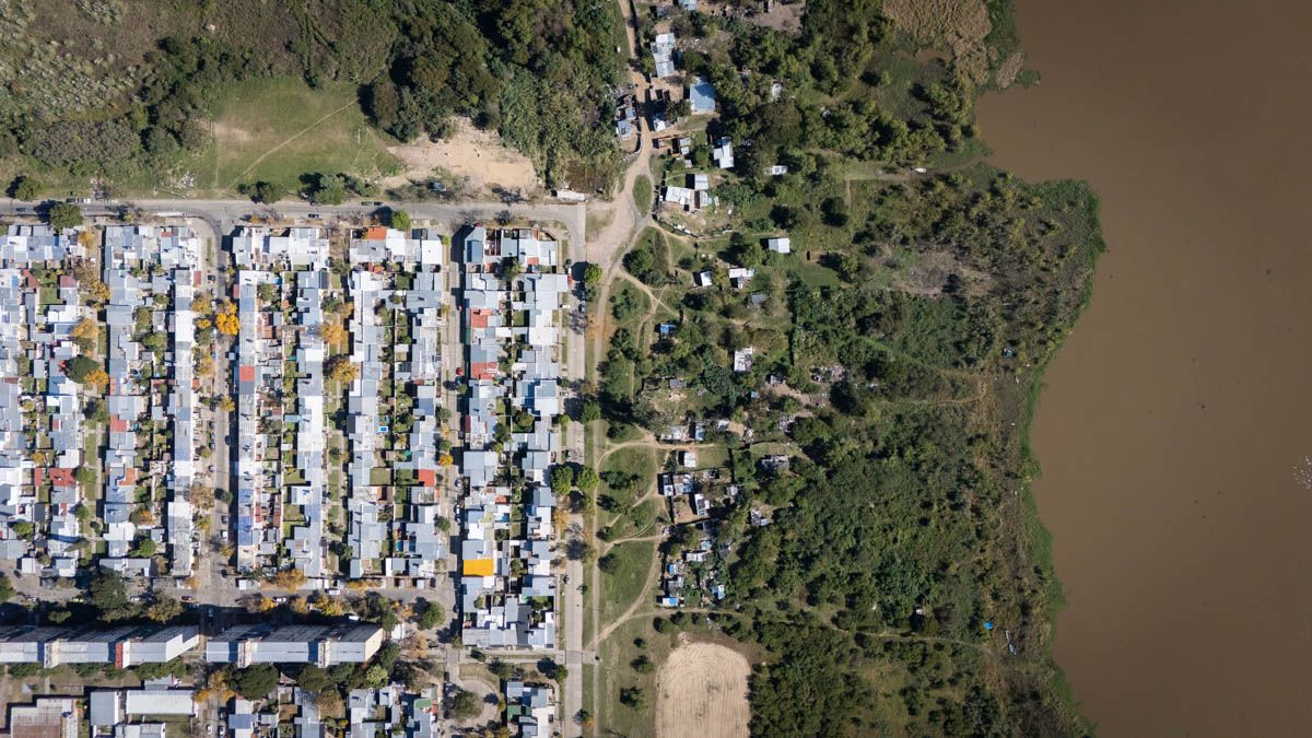 Vista aérea de los asentamientos en Los Alisos, por fuera de los anillos de defensa que protegen a barrio El Pozo. Vista aérea de los asentamientos en Los Alisos, por fuera de los anillos de defensa que protegen a barrio El Pozo.