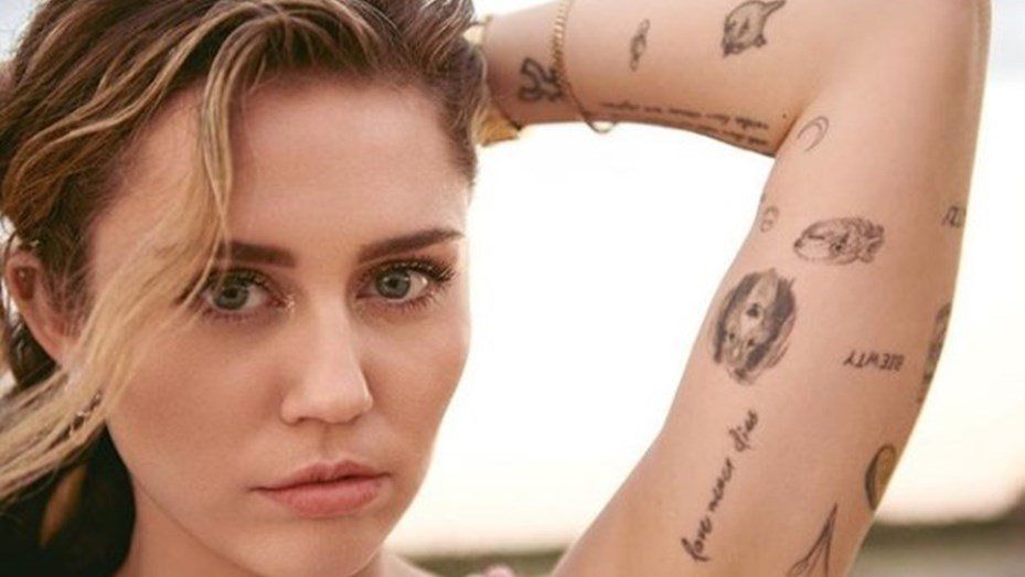 Miley Cyrus respondió con humor sobre el beso que le dio a Cody Simpson