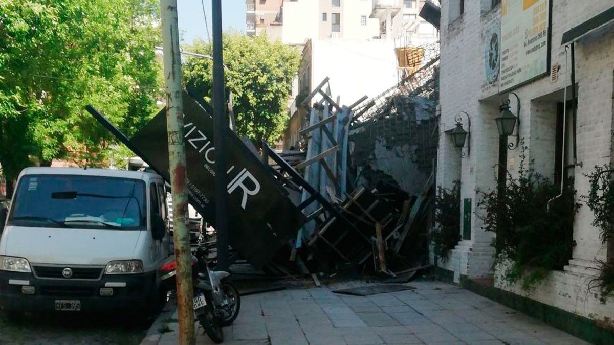 Parte de la obra se derrumbó hacia la vereda. Foto: @jotaleonetti