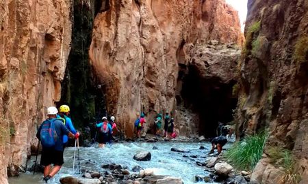 El Cajón del Covunco ofrece paredones de roca y un arroyo de aguas transparentes en plena Patagonia. El Cajón del Covunco ofrece paredones de roca y un arroyo de aguas transparentes en plena Patagonia.