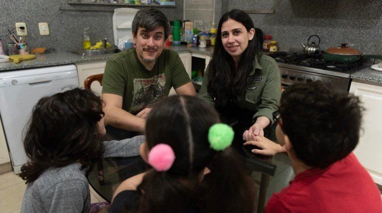 Es mamá, tiene marido y novio al mismo tiempo: “Nuestros hijos saben todo”