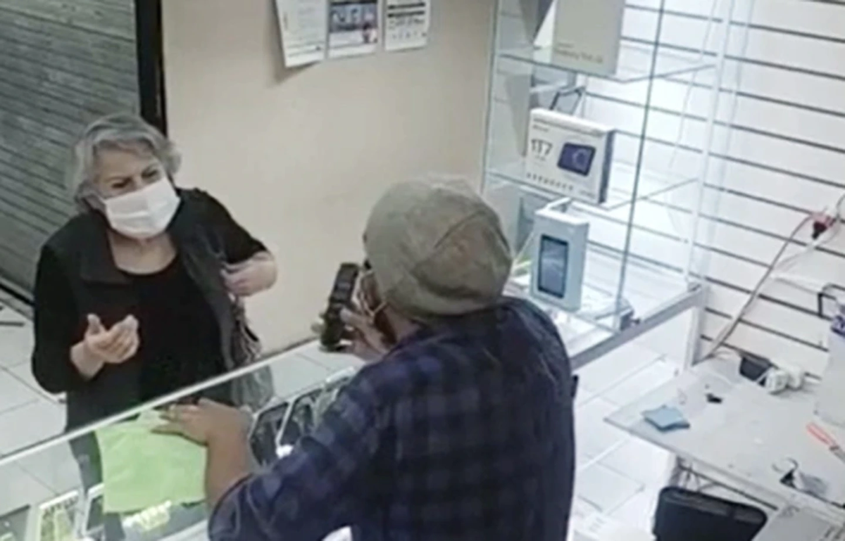 Al darse cuenta de que la mujer no entendía mucho de tecnología, el vendedor intentó estafarla. (Foto: captura de pantalla video YouTube/Paul Torres) 