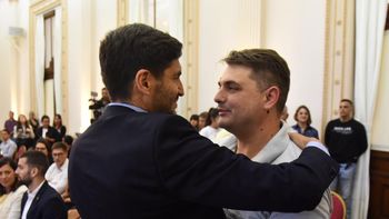 Maximiliano Pullaro junto al policía Luciano Nocelli.