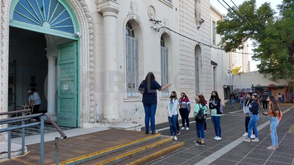 Con protocolos, los estudiantes de los últimos años regresaron a las aulas