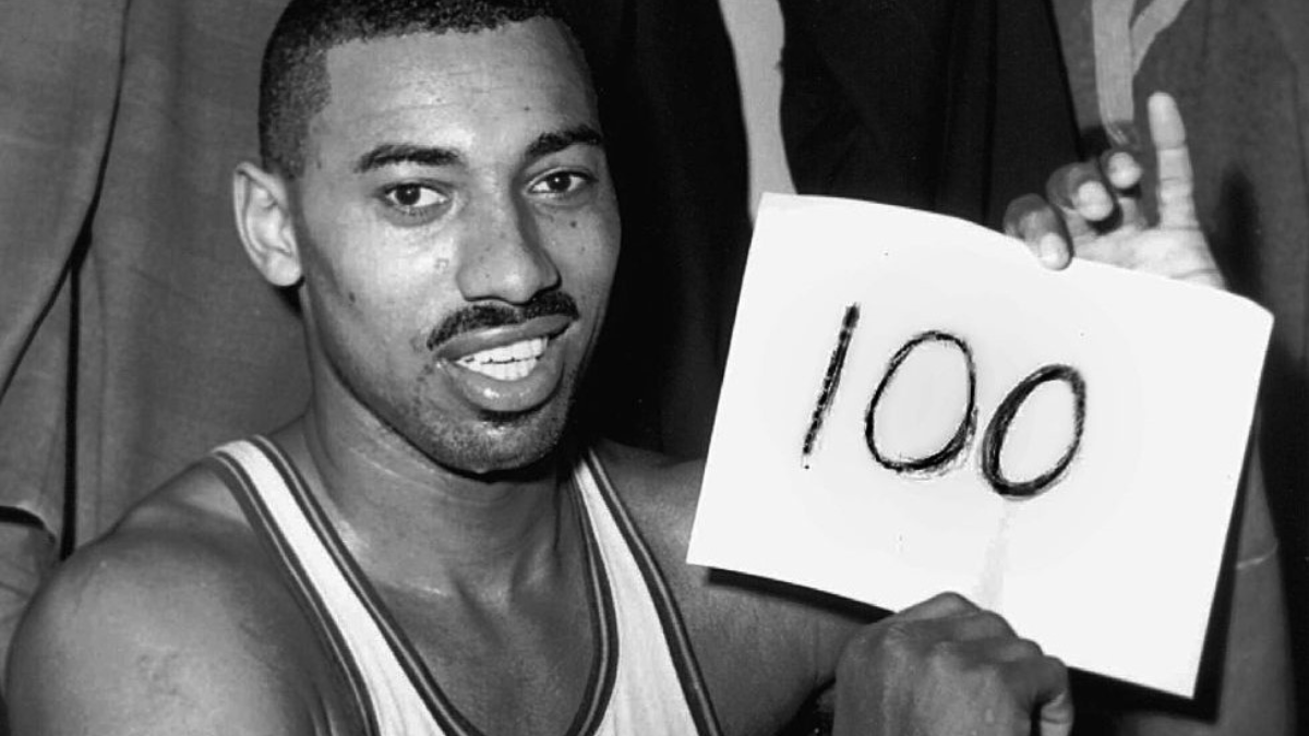 Wilt Chamberlain es el jugador que actualmente posee más récords de todos los tiempos de la NBA
