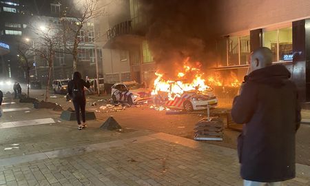 Graves hechos de violencia se registraron en las calles de Róterdam en una marcha en contra del confinamiento sanitario. Graves hechos de violencia se registraron en las calles de Róterdam en una marcha en contra del confinamiento sanitario.
