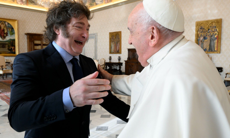 Javier Milei se reunió una hora con el Papa Francisco en el Vaticano. Javier Milei se reunió una hora con el Papa Francisco en el Vaticano.