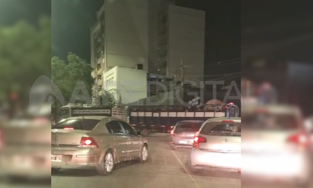 Un camión quedó cruzado en Bulevar Gálvez con intercepción en calle Laprida. Un camión quedó cruzado en Bulevar Gálvez con intercepción en calle Laprida.