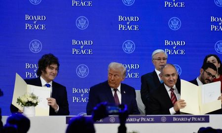 Según se informó oficialmente, el mandatario puso su firma en la formalización del Consejo de la Paz impulsado por su par republicano para bregar por la paz en la Franja de Gaza. Según se informó oficialmente, el mandatario puso su firma en la formalización del Consejo de la Paz impulsado por su par republicano para bregar por la paz en la Franja de Gaza.