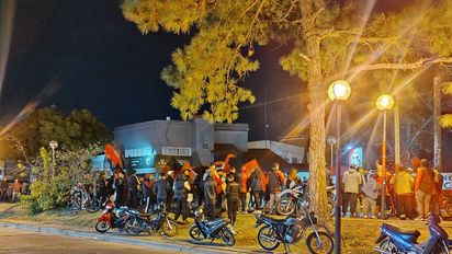 Los hinchas de Colón volvieron a manifestarse en la sede del club: aparecieron nuevas banderas