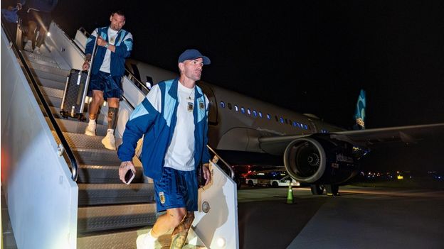 Tras algunas demoras en el vuelo, la Scaloneta ya está en Miami para disputar los 16avos de final del Mundial 2026 frente a Cabo Verde, este viernes desde las 19 (hora argentina).
