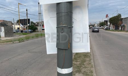 El delincuente logró abrir la tapa del poste de luz y sustraer los cables de su interior. El delincuente logró abrir la tapa del poste de luz y sustraer los cables de su interior.