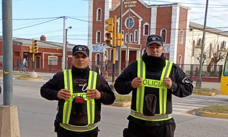 Los suboficiales Carlos Romero y Alexis Andrés salvaron la vida de la bebé. Los suboficiales Carlos Romero y Alexis Andrés salvaron la vida de la bebé.