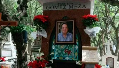 Afuera del mausoleo se puede ver una foto con su rostro.