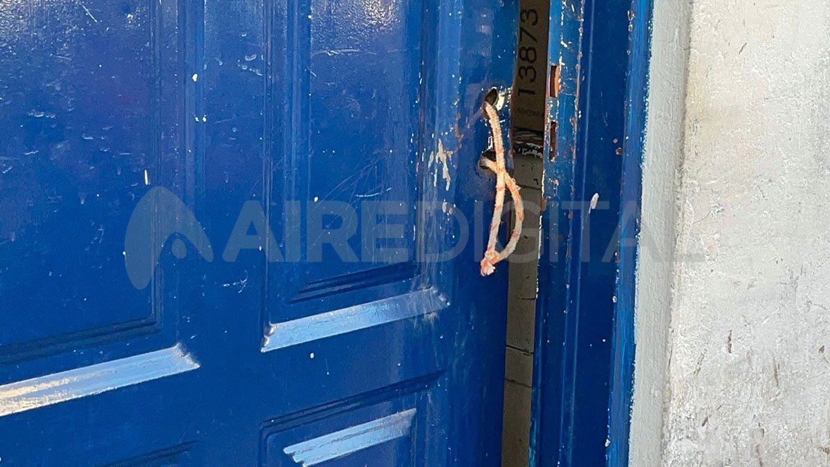 La puerta de la Subcomisaría Primera, de barrio Fonavi San Jerónimo, ni siquiera tiene picaporte. La puerta de la Subcomisaría Primera, de barrio Fonavi San Jerónimo, ni siquiera tiene picaporte.