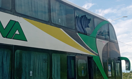 Apedrearon un colectivo y rompieron una de las ventanas. Apedrearon un colectivo y rompieron una de las ventanas.