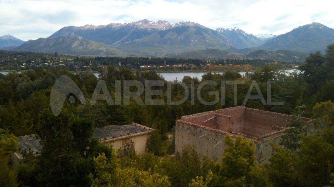 Richard Richter podía ver desde su oficina los laboratorios gemelos. Además tenía una visión panóptica hacia los cuatro puntos cardenales. A lo lejos, la costa de Bariloche.