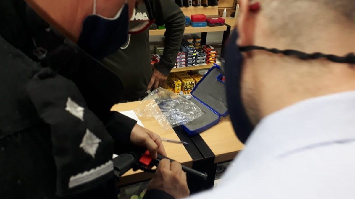 Dichas inspecciones se concretaron en el marco de la Ordenanza N° 12146/14, que dispone que el Municipio santafesino desarrolle intensos controles sobre las armerías.