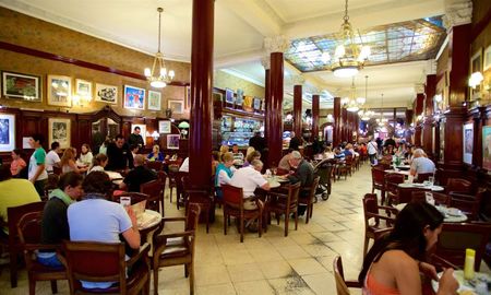 Café Tortoni es uno de los bares más históricos de Buenos Aires. Café Tortoni es uno de los bares más históricos de Buenos Aires.