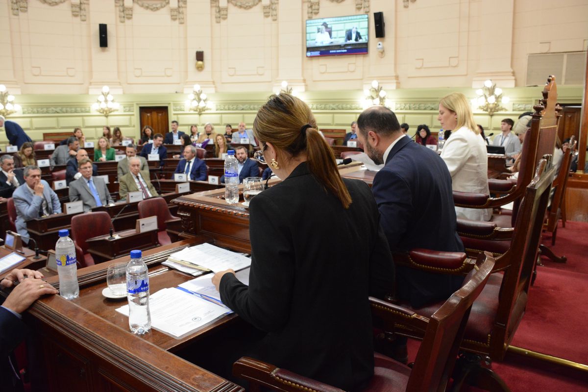 El jueves 12 de junio, la Asamblea Legislativa resolvió destituir de su cargo al fiscal de Reconquista, Alejandro Rodríguez, por mal desempeño de sus funciones. El jueves 12 de junio, la Asamblea Legislativa resolvió destituir de su cargo al fiscal de Reconquista, Alejandro Rodríguez, por mal desempeño de sus funciones. 