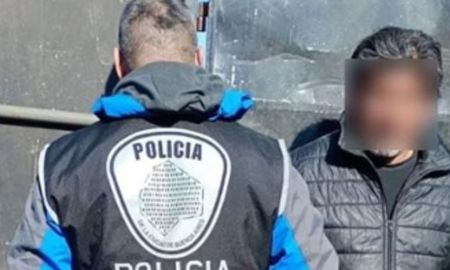 Detuvieron en la cancha de Barracas Central a un prófugo que mató a un hombre clavándole un hierro en el ojo. Detuvieron en la cancha de Barracas Central a un prófugo que mató a un hombre clavándole un hierro en el ojo.