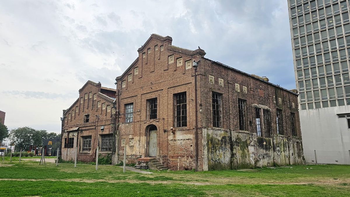 El viejo edificio de la usina de la EPE en terrenos del Puerto de Santa Fe