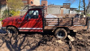 El martes, cinco autos quedaron barados en el barro, entre ellos una camioneta de la EPE
