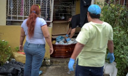 Retiran el cuerpo de una mujer fallecida en Ecuador ante los ojos de sus familiares Retiran el cuerpo de una mujer fallecida en Ecuador ante los ojos de sus familiares